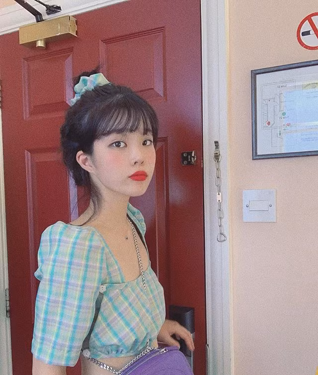 Bên cạnh bình luận "trầm trồ", không ít người tỏ ra nghi ngờ rằng những bức hình đã qua chỉnh sửa để giống với nữ ca sĩ nổi tiếng. Họ đoán Cheong Ah cố tình tạo dáng, trang điểm để bắt chước IU.