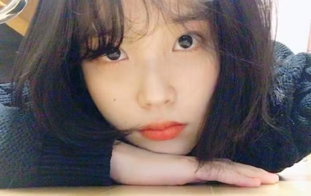 Đáp lại, nhiếp ảnh gia 9X đã quay nhiều video, thậm chí để mặt mộc để chứng minh nhan sắc mình tự nhiên đã giống nữ chính "Hotel Del Luna" chứ không hề dùng phần mềm chỉnh sửa.