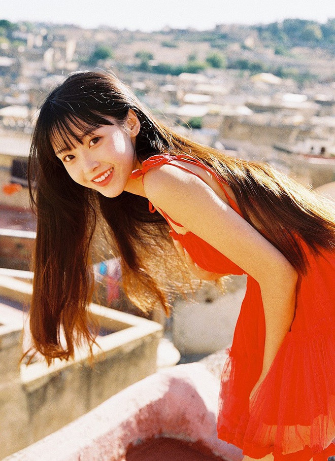 Hot girl Trung Quốc hiện là người mẫu ảnh cho các shop thời trang.