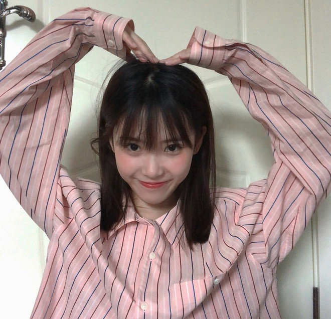 Cô nàng Tiểu Khởi (25 tuổi, Trung Quốc) được đặt biệt danh "IU xứ Trung" bởi gương mặt có nhiều góc giống với giọng ca "Good Day". Có đôi mắt to tròn, làn da trắng, mặt nhỏ cùng nụ cười dịu dàng, cô nàng đến từ Trùng Khánh nhận nhiều lời khen ngợi từ dân mạng.