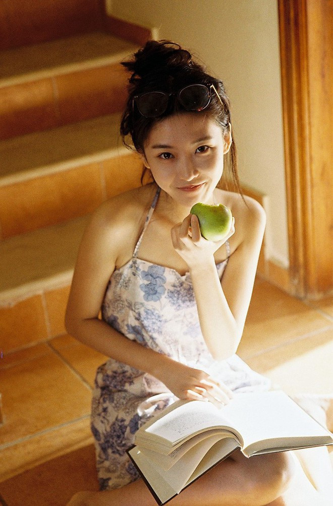 Dù không phải ở góc chụp nào Tiểu Khởi cũng giống IU, các bức hình cô đều được tán dương vì nhan sắc ngọt ngào.