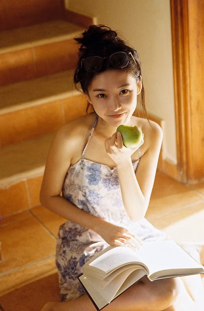 Dù không phải ở góc chụp nào Tiểu Khởi cũng giống IU, các bức hình cô đều được tán dương vì nhan sắc ngọt ngào.