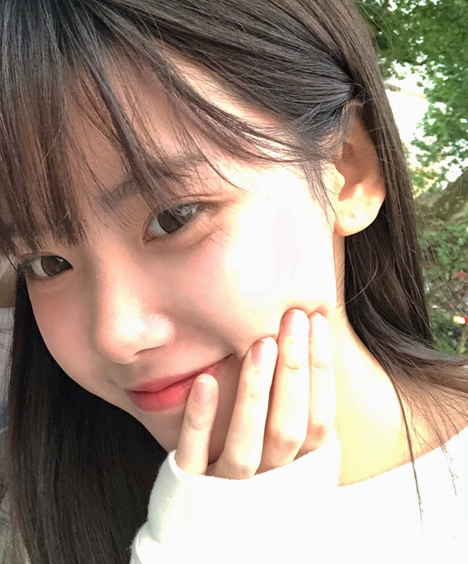 Ngoại hình giống ca sĩ đình đám người Hàn càng giúp cô hút sự chú ý.