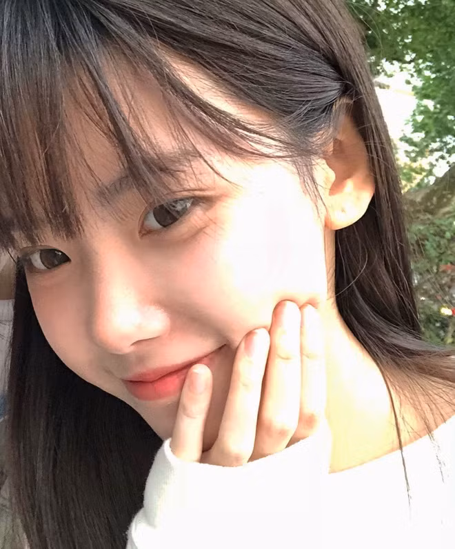 Ngoại hình giống ca sĩ đình đám người Hàn càng giúp cô hút sự chú ý.