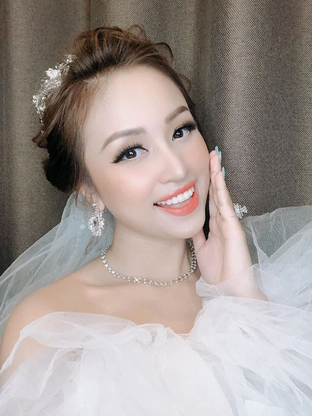 Mới đây, Vân Hugo chia sẻ cô chuẩn bị lên xe hoa lần 2 sau nhiều năm làm mẹ đơn thân. Tuy nhiên, nữ MC vẫn giấu kín danh tính bạn trai.