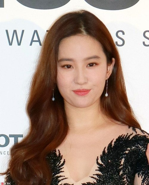 Tại một số buổi họp báo, ra mắt phim, Lưu Diệc Phi lộ rõ khuôn mặt tròn, thậm chí xuất hiện cả nọng cằm.