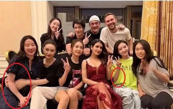 Người hâm mộ Trung Quốc còn soi được một số tấm ảnh Lưu Diệc Phi với thân hình to quá cỡ vui chơi cùng bạn bè. Có thể thấy, không chỉ mặt mà bắp tay, bắp chân của người đẹp cũng to gấp đôi người khác.