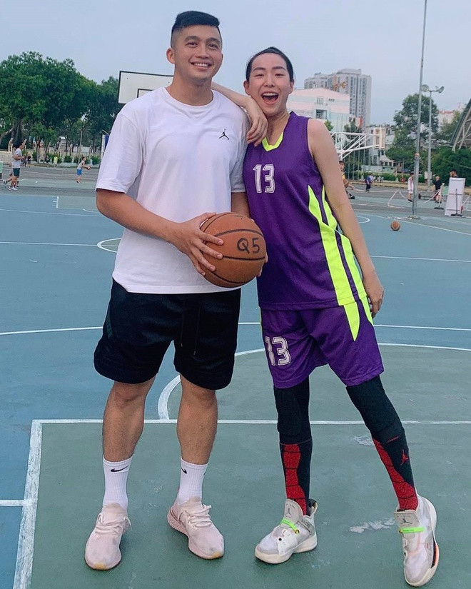 Trong dàn WAGs tại VBA, Chung Thể Hồng được khen nổi bật nhờ vẻ đẹp lai Việt - Trung, vóc dáng chuẩn với chiều cao 1,72 m. Không chỉ chung niềm đam mê bóng rổ, Thể Hồng - Hiếu Thành còn thích đi du lịch đôi ở nhiều nơi trên thế giới. Cô gái 28 tuổi cho Zing hay lễ cưới của 2 người sẽ sớm diễn ra trong thời gian tới.