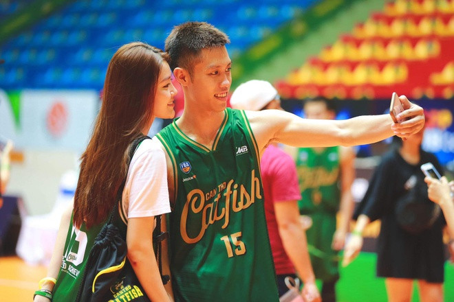 Tăng Minh Trí (sinh năm 1991) - cầu thủ từng thi đấu cho Cantho Catfish tại VBA 2018, 2019 - có bạn gái xinh đẹp Đặng Thanh Ngân. Cô nàng sinh năm 1999 từng giành danh hiệu á hậu cuộc thi Hoa hậu Đại dương 2017 và hiện là sinh viên ngành Sinh học tại Đại học Cần Thơ. Với chiều cao nổi bật 1,75 m, Thanh Ngân được khen đẹp đôi khi đứng cạnh bạn trai.