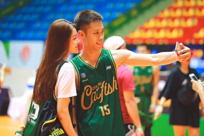 Tăng Minh Trí (sinh năm 1991) - cầu thủ từng thi đấu cho Cantho Catfish tại VBA 2018, 2019 - có bạn gái xinh đẹp Đặng Thanh Ngân. Cô nàng sinh năm 1999 từng giành danh hiệu á hậu cuộc thi Hoa hậu Đại dương 2017 và hiện là sinh viên ngành Sinh học tại Đại học Cần Thơ. Với chiều cao nổi bật 1,75 m, Thanh Ngân được khen đẹp đôi khi đứng cạnh bạn trai.