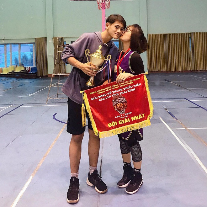 Trong cộng đồng chơi bóng rổ, Nguyễn Khiêm (sinh năm 2002, Ninh Bình) được chú ý khi sở hữu gương mặt lai Việt - Đức điển trai, chiều cao 1,85 m cùng một số thành tích thi đấu. Gần đây, chuyện tình của chàng cầu thủ với bạn gái Ngọc Huyền (sinh năm 2000, Thái Bình) nhận được nhiều sự quan tâm từ dân mạng.