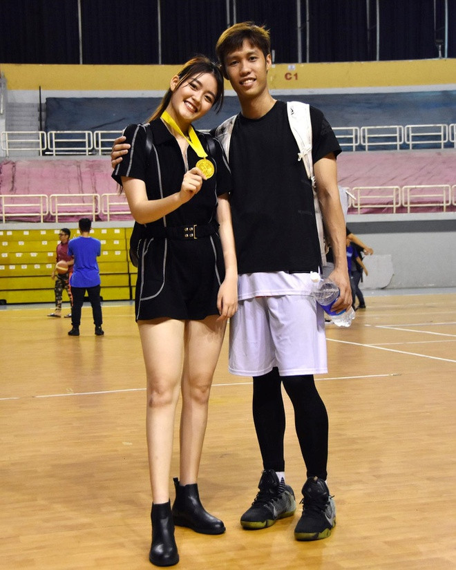 Thanh Ngân cho Zing hay cô và Minh Trí tìm hiểu nhau sau mùa giải VBA 2018. Dù bên nhau đã lâu, cả hai giữ kín chuyện tình cảm trước truyền thông và cũng như trên mạng xã hội. Vốn yêu thích trái bóng cam, Thanh Ngân tham gia hoạt động cùng fanclub Cantho Catfish nhiều năm qua. Từ khi yêu nhau, Minh Trí - Thanh Ngân luôn động viên nhau trong cuộc sống cũng như sự nghiệp. Gần đây, Minh Trí khiến nhiều người bất ngờ khi tuyên bố không tham dự VBA 2020.