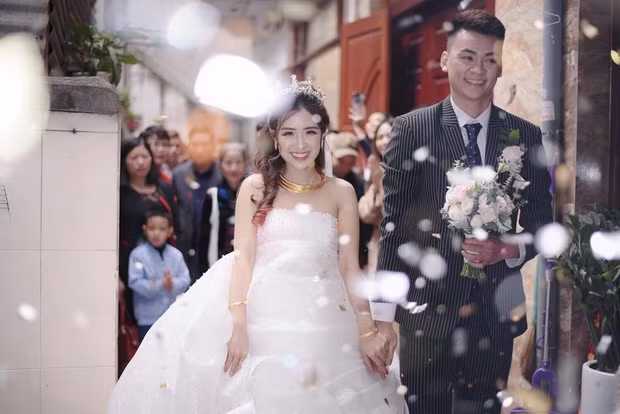 Tháng 3 năm ngoái, Xuân Quốc - Diệu Linh chính thức về chung một nhà. Đám cưới lãng mạn của cặp “tiên đồng ngọc nữ” nhận được nhiều sự quan tâm. Cả hai được khen xứng đôi khi ở bên nhau và nhận được nhiều lời chúc phúc của người hâm mộ.