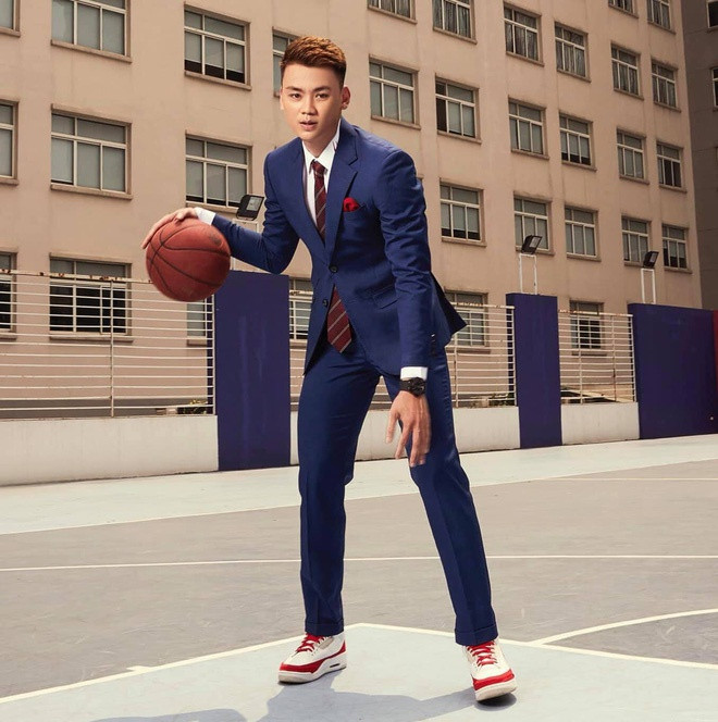 Nguyễn Xuân Quốc (sinh năm 1994) là tiền phong chính của đội bóng rổ Thang Long Warriors. Anh được xem là tài năng trẻ của bóng rổ Việt Nam với chiều cao 1,87 m. Xuân Quốc và bà xã Nguyễn Tống Diệu Linh (sinh năm 1995) - thành viên đội cheerleader Wonder Warriors - được ví là cặp “tiên đồng ngọc nữ” của làng bóng rổ Việt vì đều sở hữu ngoại hình ưa nhìn.