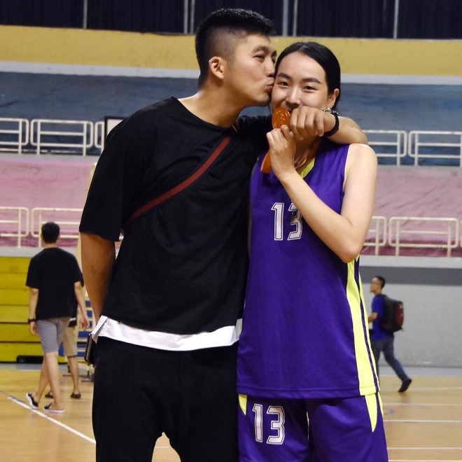 Lê Hiếu Thành - Chung Thể Hồng (cùng sinh năm 1991) là cặp “trai tài gái sắc” được chú ý trong làng bóng rổ Việt. Trong khi chàng là thủ lĩnh đội bóng rổ Cantho Catfish - đương kim á quân VBA 2019, nàng là tiếp viên hãng bay 5 sao của Đài Loan (Trung Quốc) EVA Air, đồng thời thi đấu cho đội bóng rổ quận 5, TP.HCM.