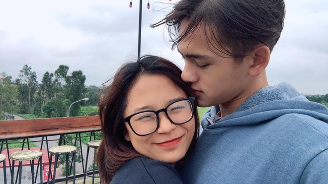 Chia sẻ với Zing, Nguyễn Khiêm cho hay cả hai quen nhau qua mạng xã hội và gắn bó nhờ niềm đam mê chơi bóng. Để “cua” được bạn gái hơn 2 tuổi, 10X Ninh Bình từng kiên nhẫn thổ lộ tình cảm tới 7 lần. Mỗi lần xuất hiện cùng nhau, đôi trẻ luôn thu hút ánh nhìn của mọi người bởi chênh lệch chiều cao khá lớn. Tại trang cá nhân, Ngọc Huyền - Nguyễn Khiêm thường xuyên đăng khoảnh khắc bên nhau ngọt ngào. Không chỉ chia sẻ niềm đam mê bóng rổ, cả hai còn động viên nhau trong học tập, cuộc sống.