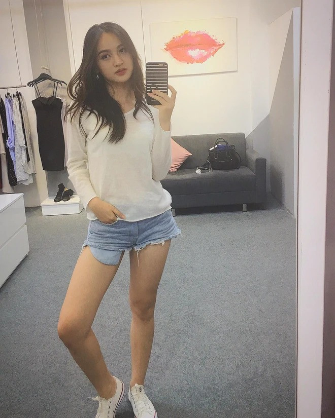 Là một hot girl học đường nổi đình nổi đám một thời, phong cách trước đây của cô nàng trông khá ngây ngô, năng động và có phần bánh bèo đôi chút.