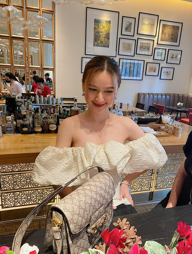 Cô nàng thường check-in ở các nhà hàng sang trọng.