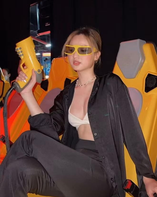 Cô nàng còn được nhận xét là có nhan sắc ngày càng thăng hạng, nhìn chẳng khác gì Hoa hậu.