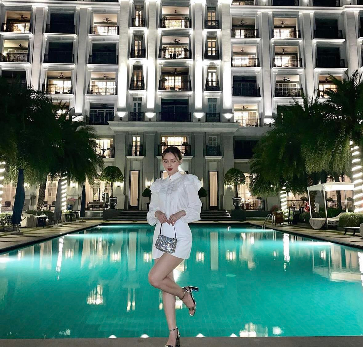 Nhiều người cho rằng sau khi làm dâu hào môn, nàng hot girl ngày càng thăng hạng nhan sắc, phong cách cũng ổn định hơn trước nhiều.