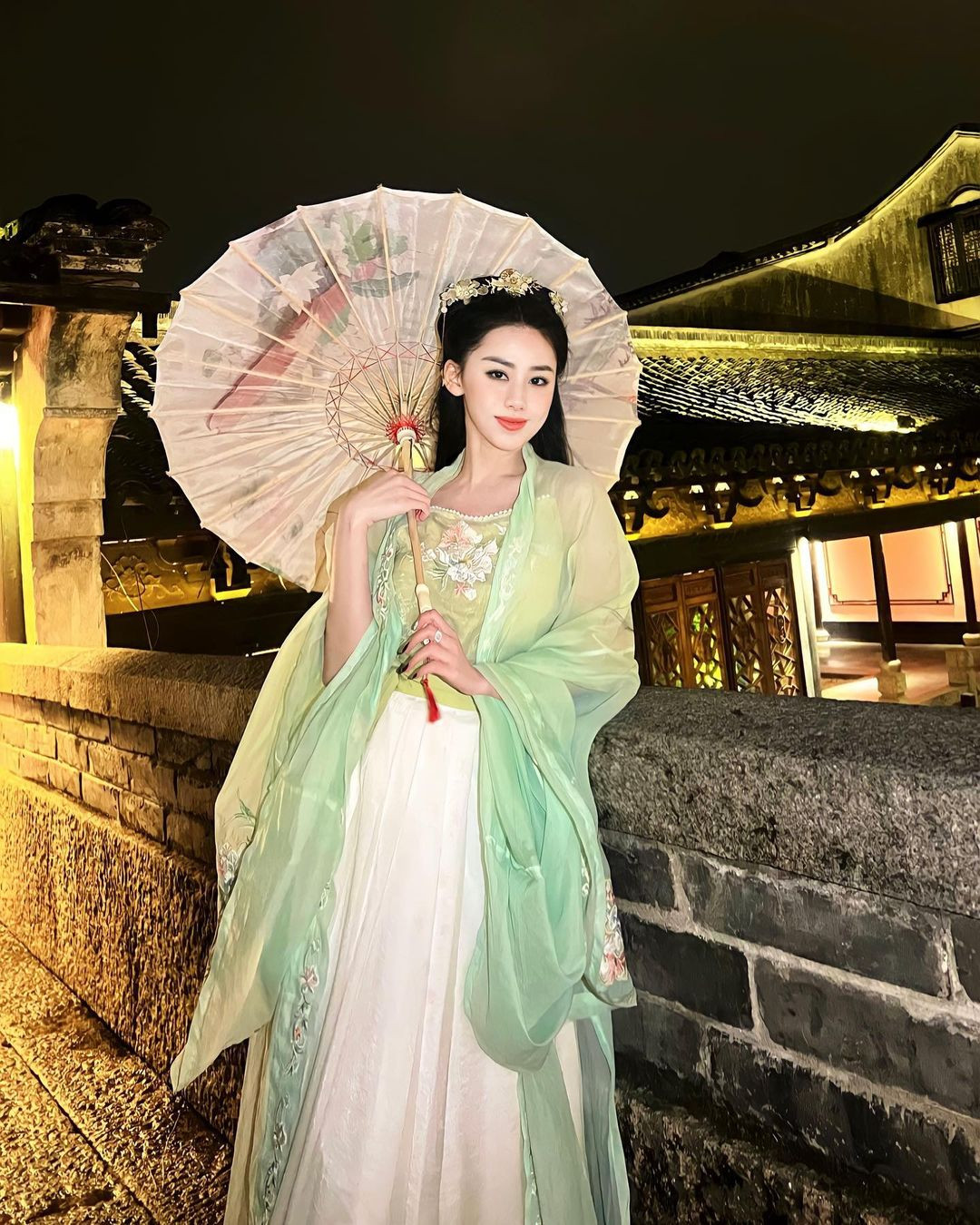 Nhờ ưu điểm hình thể mà cô nàng vốn chẳng ngại khoác lên mình những trang phục dáng ôm sát, những trang phục với thiết kế cut out táo bạo mà không kém phần tinh tế.