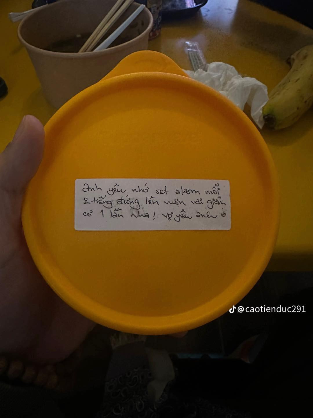 Cô vợ nói yêu chồng ngay cả trong lời nhắn nhủ.