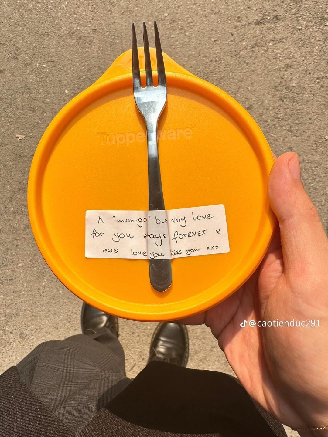 Nhìn những hình ảnh này, rất nhiều anh em đã bày tỏ sự ghen tị, nhiều người còn độc thân thì ngỡ ngàng "hóa ra có vợ là thế này sao".