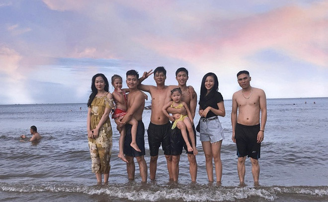 Văn Đức và Nhật Linh thường xuyên check-in tại cùng một địa điểm và đứng cạnh nhau trong nhiều tấm hình chụp tập thể. Anh trai của "hot girl mầm non" cũng từng khẳng định nam cầu thủ là "em rể" trên mạng xã hội.