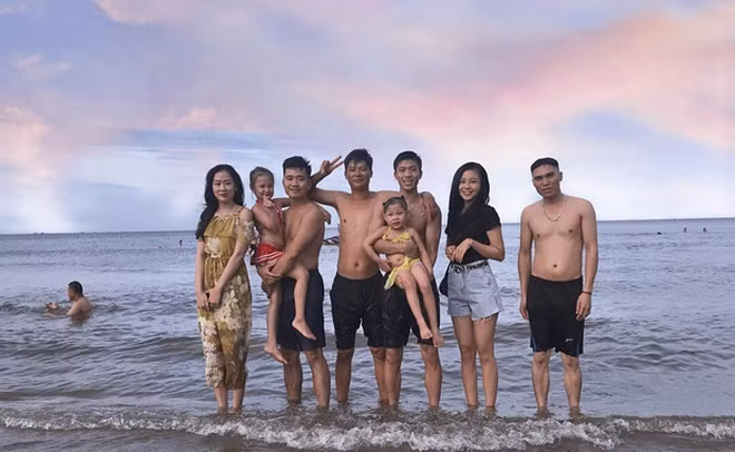 Văn Đức và Nhật Linh thường xuyên check-in tại cùng một địa điểm và đứng cạnh nhau trong nhiều tấm hình chụp tập thể. Anh trai của "hot girl mầm non" cũng từng khẳng định nam cầu thủ là "em rể" trên mạng xã hội.