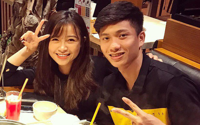 Tháng 9/2019, Phan Văn Đức lần đầu tiên đăng ảnh tình tứ bên Nhật Linh như một hành động thừa nhận việc cặp đôi đang hẹn hò. Trước đây khi yêu Ngọc Nữ, anh chàng chưa từng đăng ảnh của bạn gái.