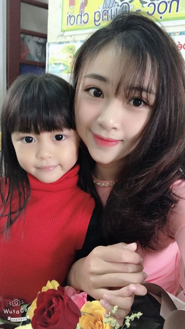 Nhật Linh (SN 1997) trước đó cũng đã nổi tiếng trên mạng xã hội bởi những bức ảnh chụp chung các học sinh mầm non mà co giảng dạy trong kỳ thực tập sinh viên. Cô nàng sở hữu nhan sắc xinh đẹp, đáng yêu và là đồng hương Nghệ An với Văn Đức.