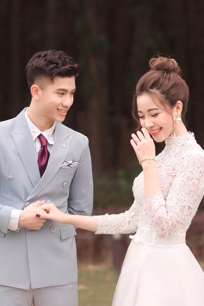 Đầu tháng 12/2019, cặp đôi tung bộ ảnh cưới đẹp như mộng và nhanh chóng tổ chức lễ ăn hỏi vào cuối tháng.