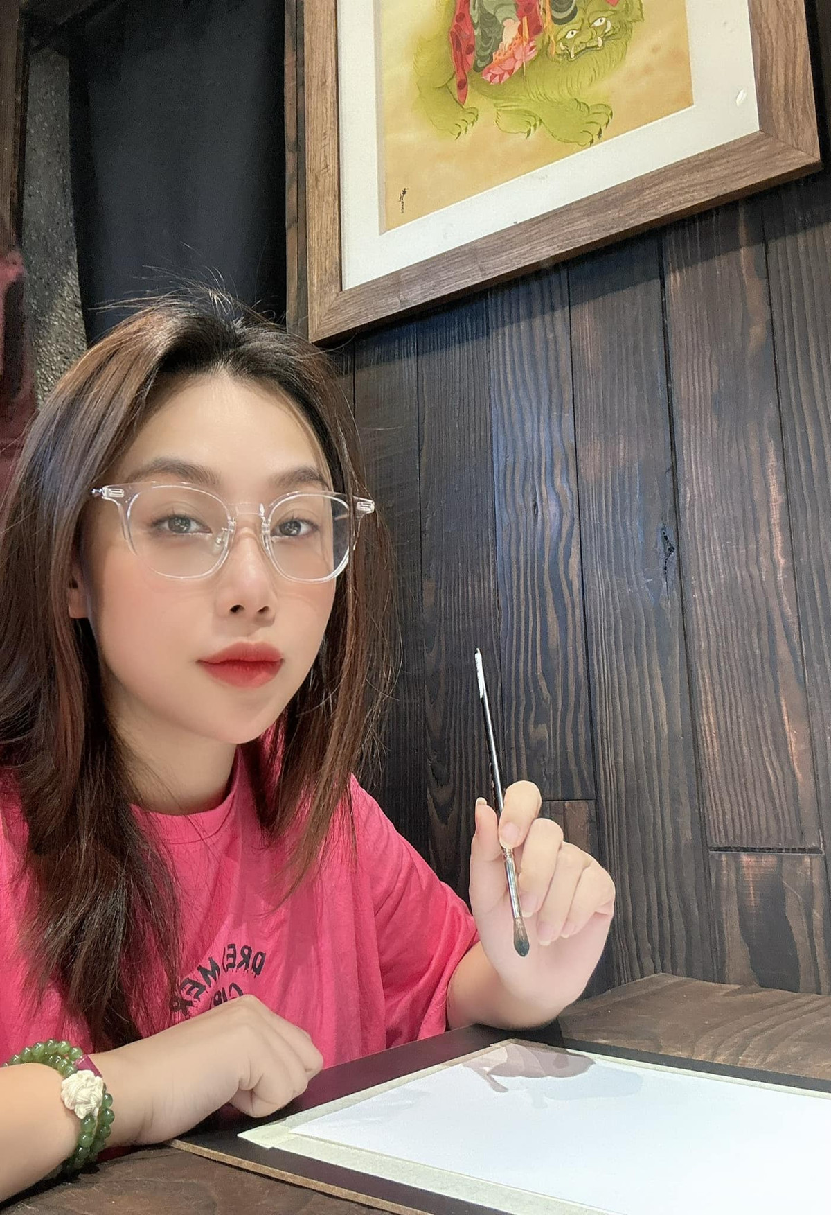 Có có mối tình thị phi và ồn ào với Hà Tuấn Tú. Hai người chung sống 10 năm với 3 đứa con đáng yêu. Tuy nhiên, mối tình này có nhiều tranh cãi xung quanh từ chuyện ngoại tình đến phát ngôn kém duyên.