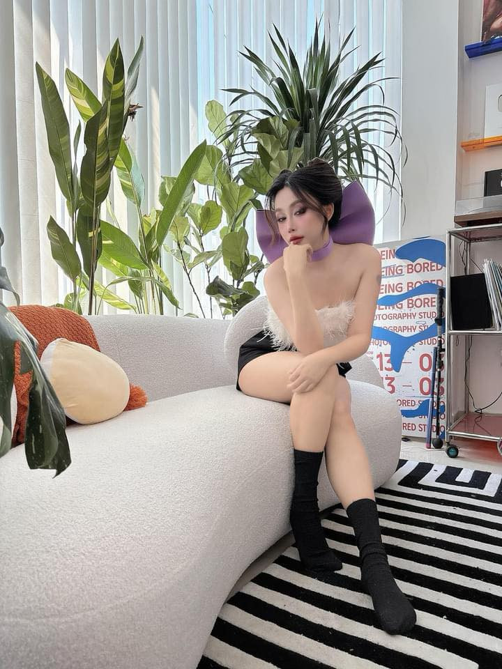 Đoạn video khởi động bằng gương mặt mộc đang skincare, chỉ cần một cái quay mặt là biến thành cô mèo xinh đẹp, đỏng đảnh, kiêu kì. Điểm nhấn của phần trang điểm chính là đôi mắt to tròn long lanh, cùng phục trang gôm chiếc nơ màu tím lớn phía sau cổ.