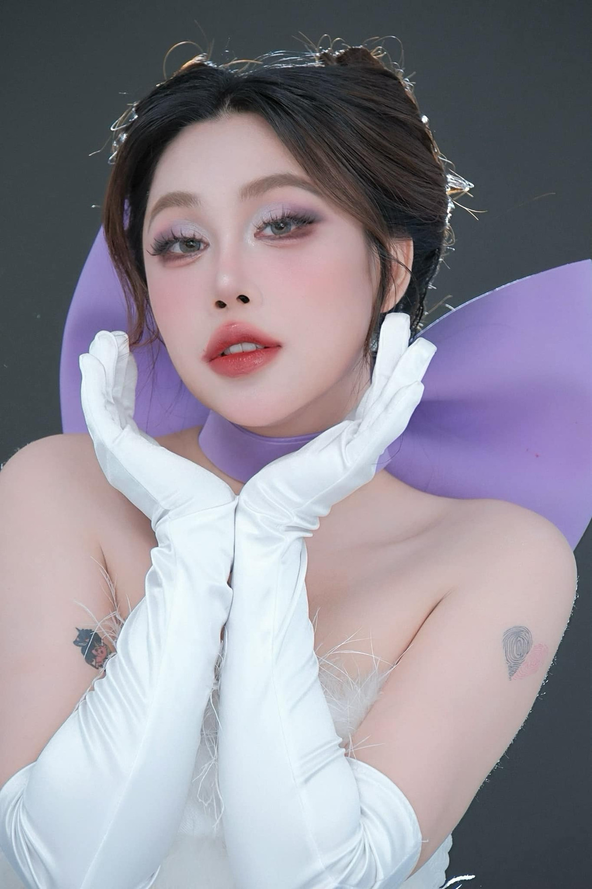 Gào (tên thật là Vũ Phương Thanh), sinh năm 1988 tại Hà Nội. Cô vốn là một blogger nổi tiếng trên mạng xã hội với khởi đầu từ những trang viết tản mạn về tình yêu đôi lứa.