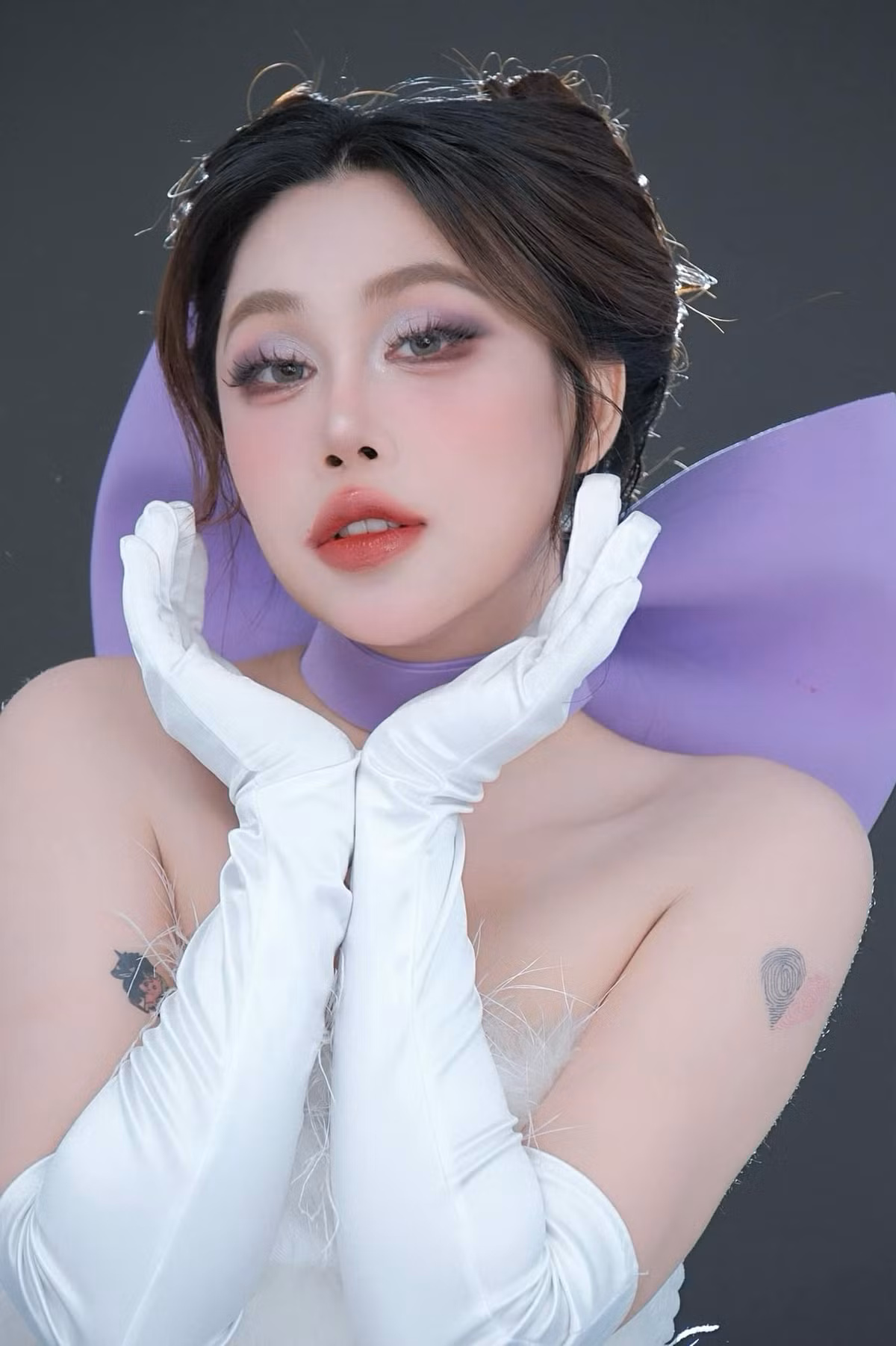 Gào (tên thật là Vũ Phương Thanh), sinh năm 1988 tại Hà Nội. Cô vốn là một blogger nổi tiếng trên mạng xã hội với khởi đầu từ những trang viết tản mạn về tình yêu đôi lứa.