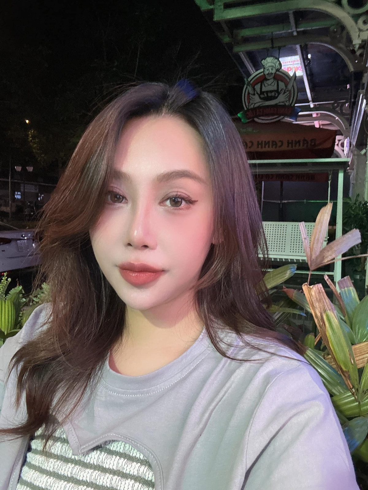 Trước khi trở thành nhà văn, cô từng là quản lý của nhóm nhạc 365. Tuy nhiên hiện tại cô không còn có mối quan hệ khá thân thiết với các thành viên trong nhóm.