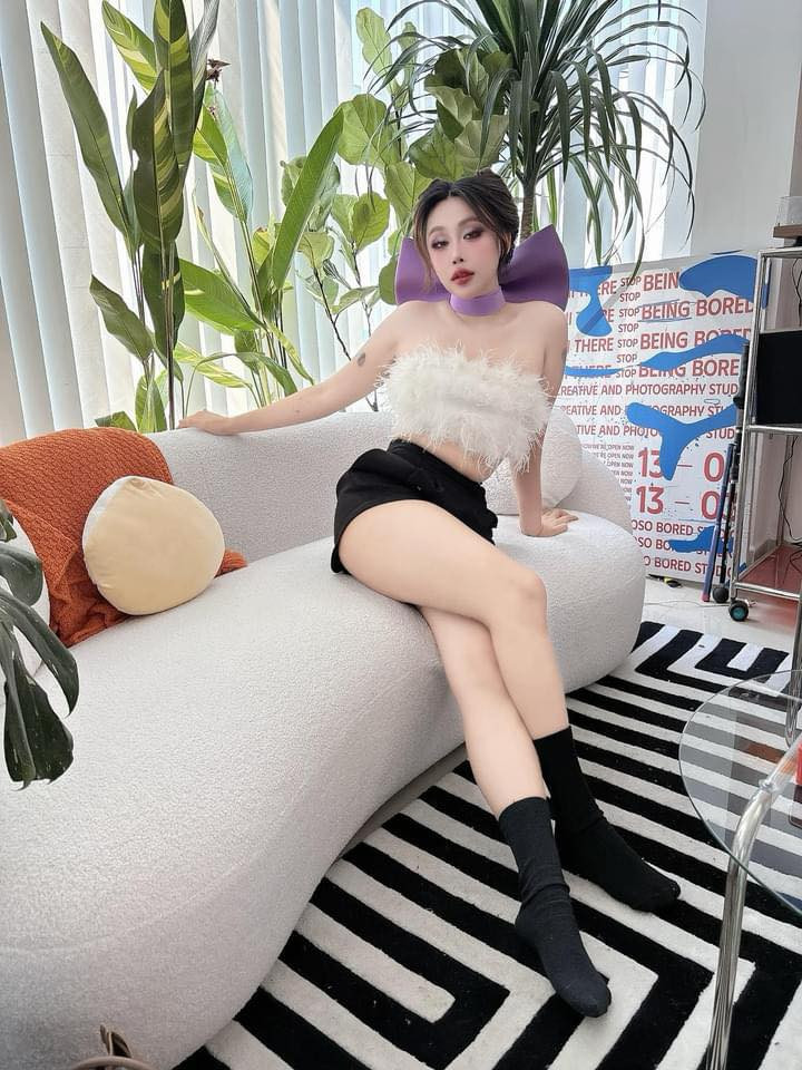 Nữ nhà văn Gào ngoài những điểm nhấn bắt buộc của trend, cô diện chiếc áo quây trắng và quần ngắn khoe trọn đôi chân thon gọn.