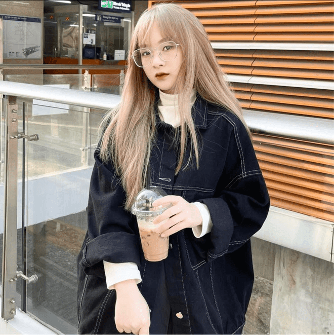 Theo tiết lộ trên livestream, cô vừa hoàn thành cuộc đại phẫu, can thiệp dao kéo toàn diện gương mặt, bom gồm: xăm mày, nâng mũi, cắt mí, độn cằm, niềng răng.