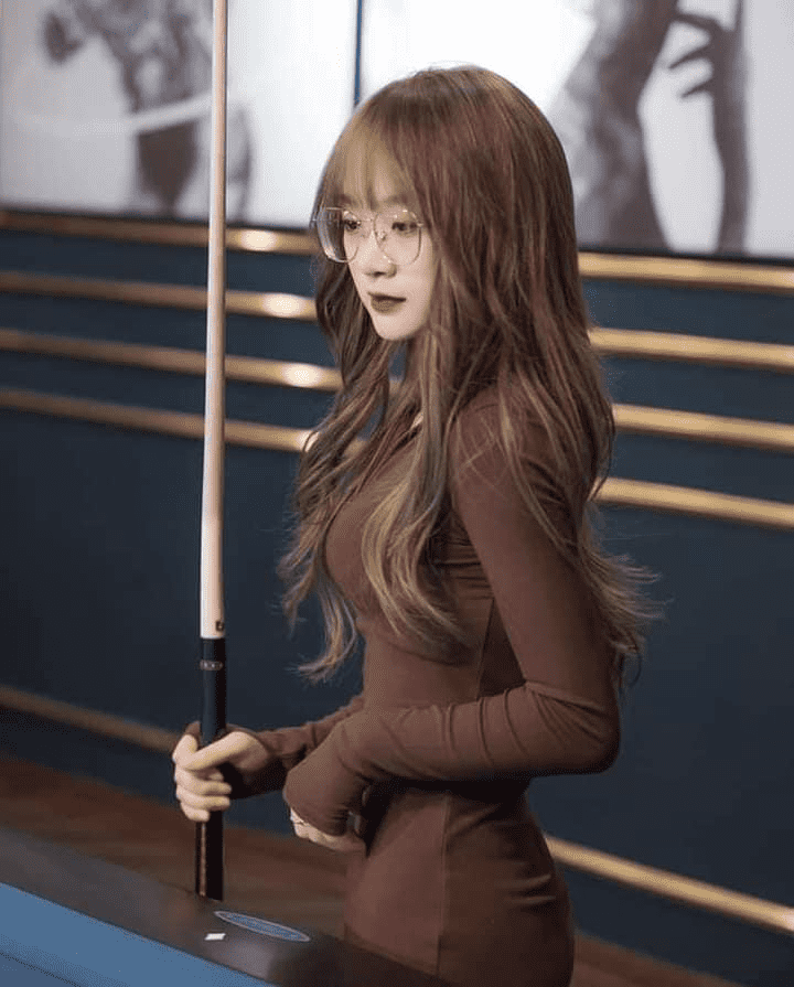 Trước đây, cô nàng vẫn thu hút rất nhiều fan bởi những clip đánh bi a không kém gì cánh mày râu.