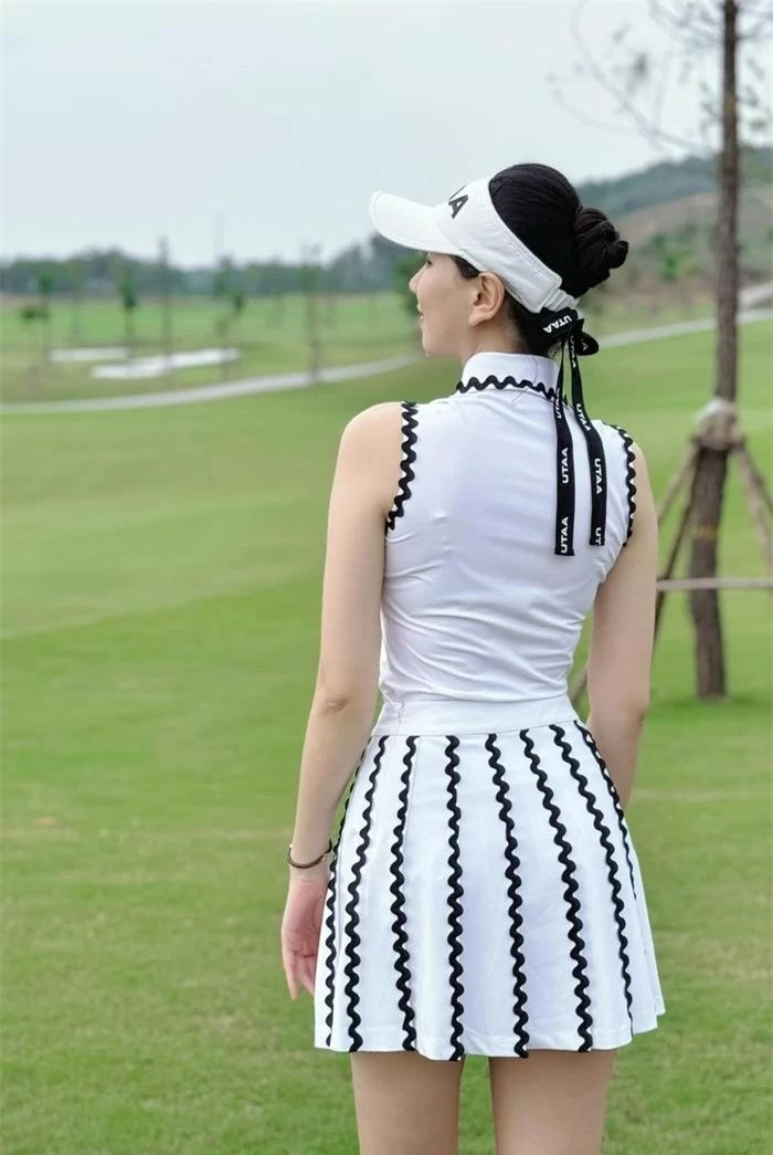 Dù diện trang phục golf, cô nàng vẫn khéo léo khoe trọn đường cong chữ S. Cô viết:"Chào buổi sáng ở một nơi trong lành. Tuổi ngựa nên mê đồng cỏ quả không sai, thả ra sân là tung tăng, vui vẻ, khoẻ khoắn ngay. Trải nghiệm một sân golf mới bao giờ cũng nhiều cảm xúc, có cái gì thú vị, hồi hộp vì sau từng cú đánh chẳng biết điều gì sẽ chờ mình ở trước, cứ thế để tự nhiên dẫn lối".