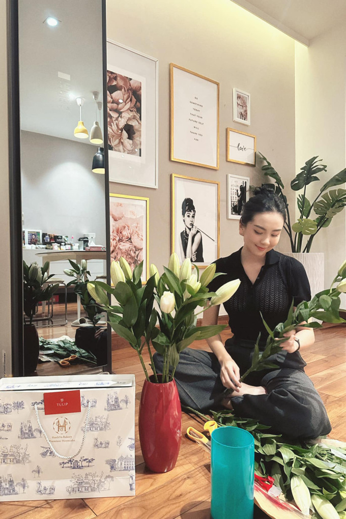 Căn hộ mới được Mai Ngọc làm lại hoàn toàn phần nội thất với phong cách tối giản, hiện đại.