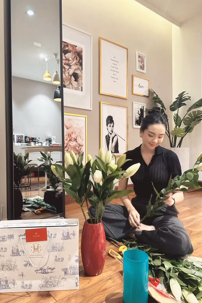 Căn hộ mới được Mai Ngọc làm lại hoàn toàn phần nội thất với phong cách tối giản, hiện đại.