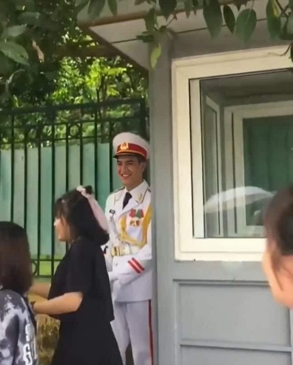 Mới đây, trên mạng xã hội xuất hiện clip ghi lại hình ảnh một chàng cảnh vệ điển trai đang làm nghiệm vụ tại Lăng Bác. Anh chàng này có vóc dáng cao to cùng khuôn mặt nhìn xa cũng thấy đẹp nao lòng.
