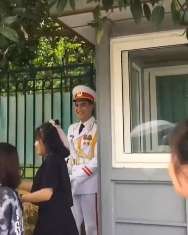 Mới đây, trên mạng xã hội xuất hiện clip ghi lại hình ảnh một chàng cảnh vệ điển trai đang làm nghiệm vụ tại Lăng Bác. Anh chàng này có vóc dáng cao to cùng khuôn mặt nhìn xa cũng thấy đẹp nao lòng.