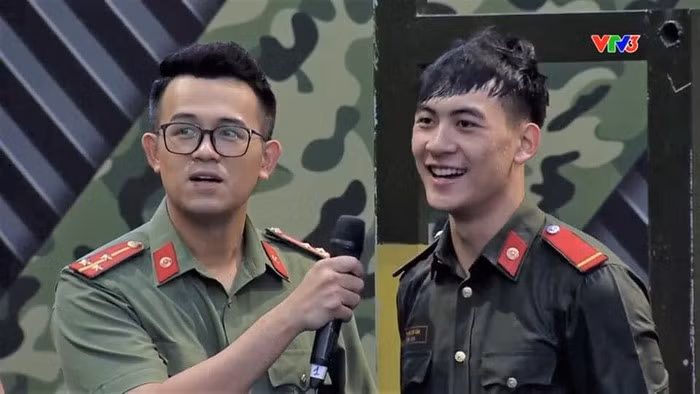 Xuất hiện trong chương trình "Chúng tôi là chiến sĩ", Phùng Thế Văn (20 tuổi) ngay lập tức gây sốt vì quá đẹp trai.