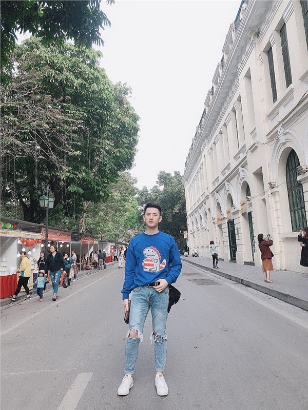 Hơn cho biết, anh chàng không dám nhận biệt danh "hot boy cảnh vệ" mà dân mạng đặt cho mình. Mặc dù rất cảm ơn và vui mừng vì được yêu quý nhưng cảm thấy bản thân bình thường, không đẹp trai. Chính sự khiêm tốn đúng chuẩn bộ đội cụ Hồ của anh chàng lại ghi điểm trong mắt bao cô gái.