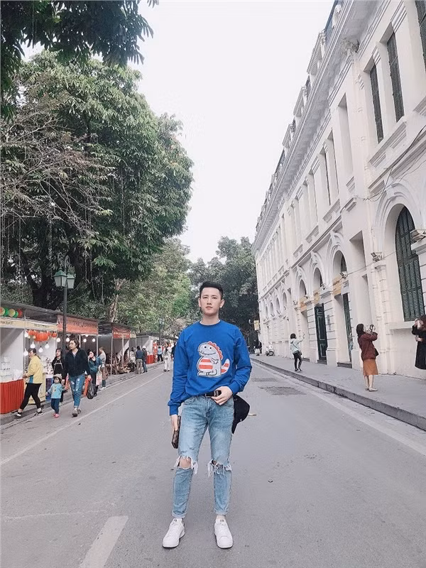 Hơn cho biết, anh chàng không dám nhận biệt danh "hot boy cảnh vệ" mà dân mạng đặt cho mình. Mặc dù rất cảm ơn và vui mừng vì được yêu quý nhưng cảm thấy bản thân bình thường, không đẹp trai. Chính sự khiêm tốn đúng chuẩn bộ đội cụ Hồ của anh chàng lại ghi điểm trong mắt bao cô gái.