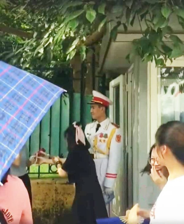 Chẳng thế mà không ít cô gái đã chạy tới, liên tục quạt cho đỡ nóng, hỏi chuyện và xin chụp hình với anh chàng cảnh vệ đẹp trai này. Đối diện với những "fan cuồng", anh chỉ biết cười ngượng ngùng cực kỳ đáng yêu.