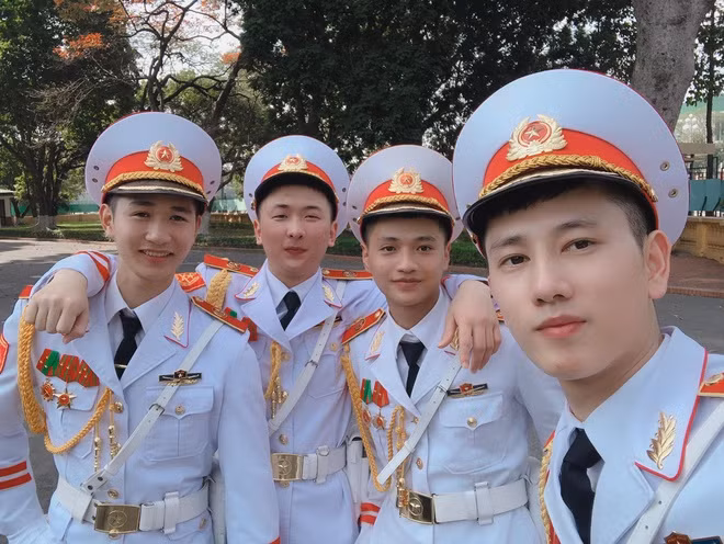 Lăng Bác từ lâu vốn được coi là nơi quy tụ toàn những chàng cảnh vệ siêu đẹp trai.